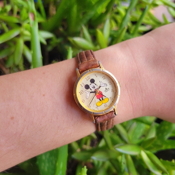 *RARE* Vintage Disney Lorus Mickey Mouse Genuine Leather Quartz Watch - Picture 8 of 12